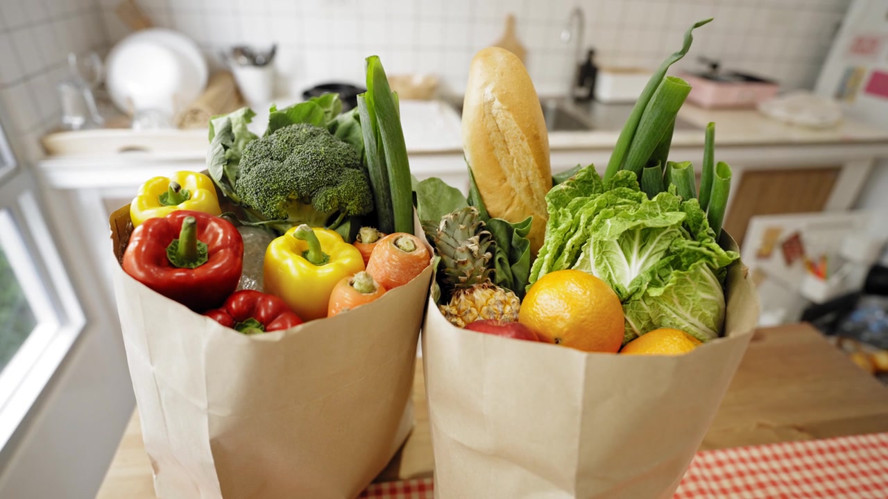 詳情圖-高角度觀察檢疫期間的食品運(yùn)送