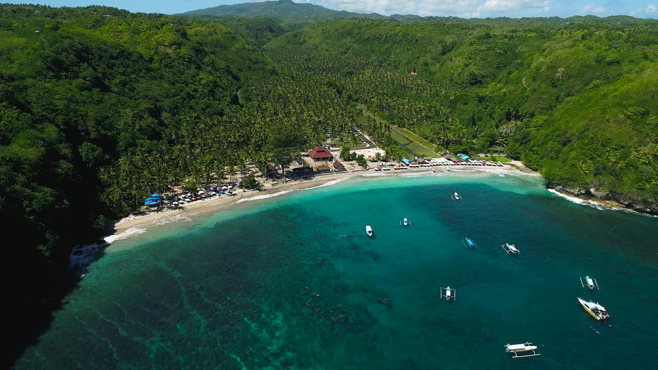 在印尼巴厘岛附近的努沙佩尼达岛的水晶湾海滩鸟瞰图