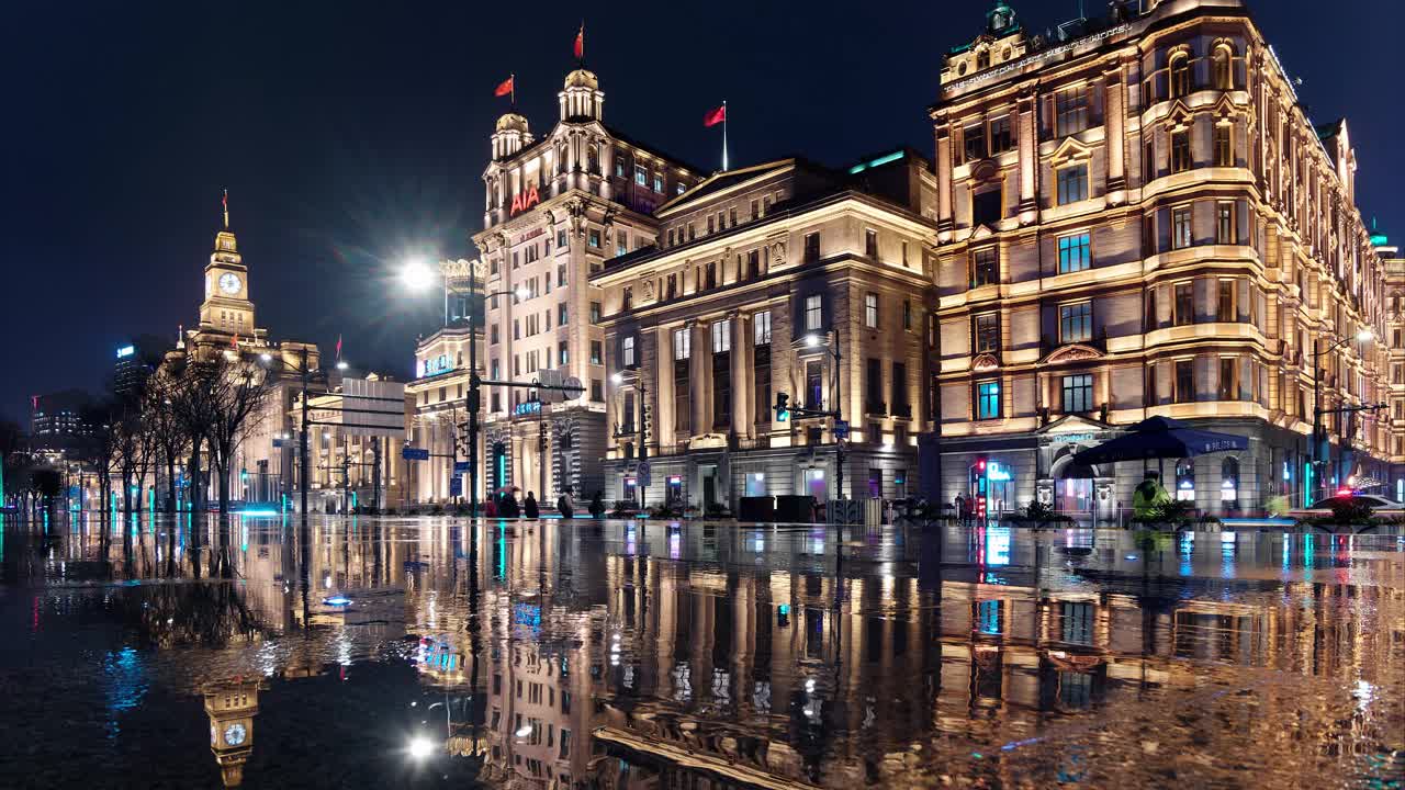 4秒延時(shí)拍攝下雨天的外灘景觀，歷史建筑地標(biāo)與夜間行車燈光的完美呼應(yīng)。