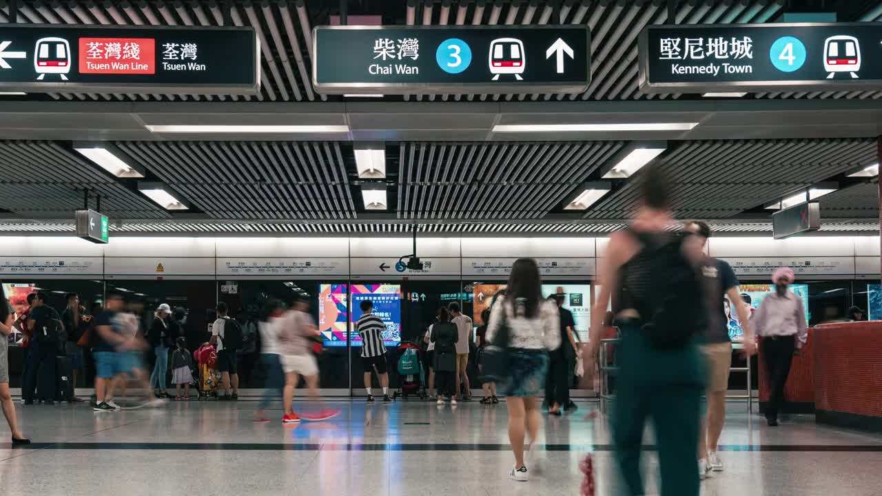 时间流逝的人群行走在香港地铁交通枢纽高峰时段