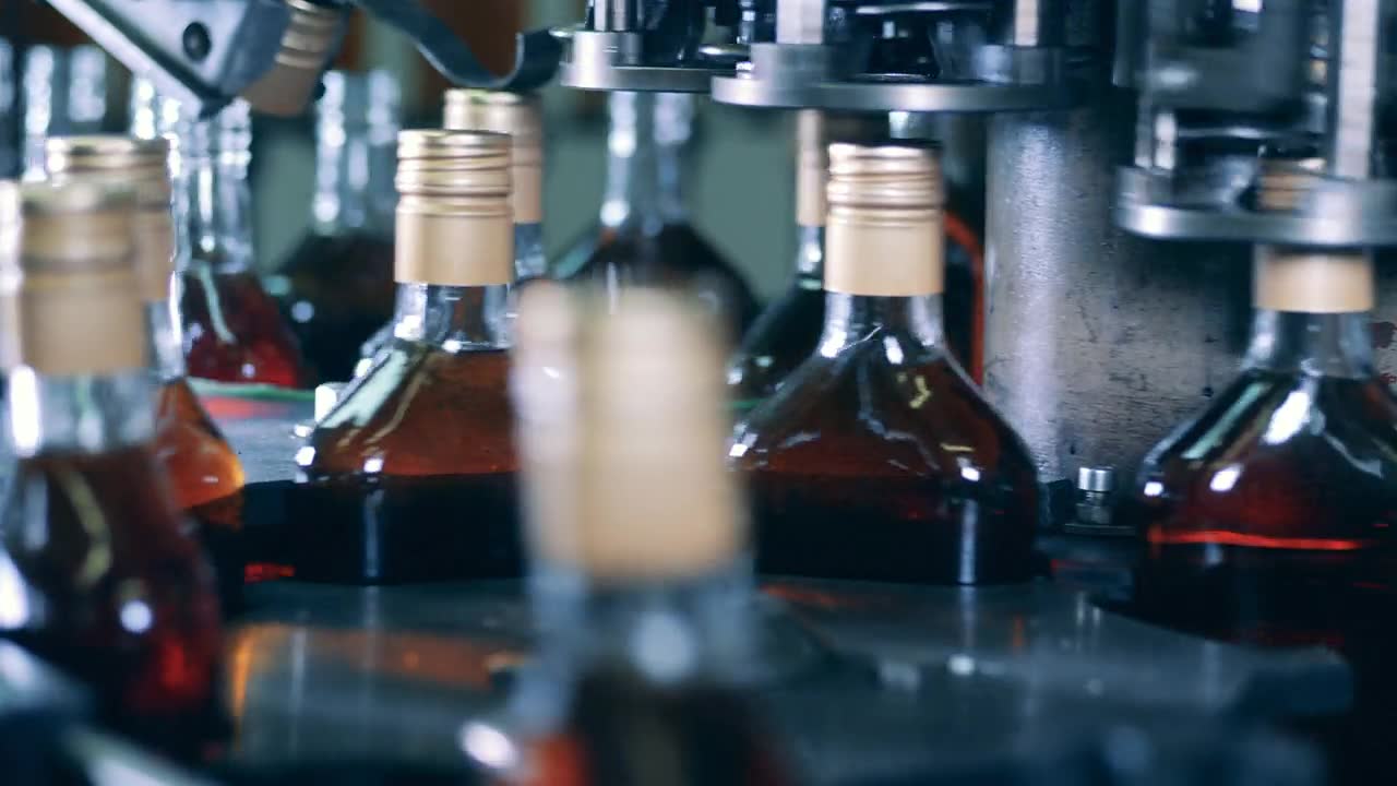 详情图-酒瓶的瓶盖由工厂的传送带密封