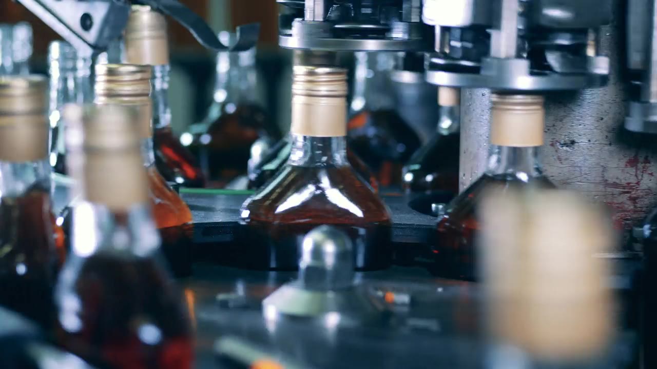 详情图-酒瓶的瓶盖由工厂的传送带密封