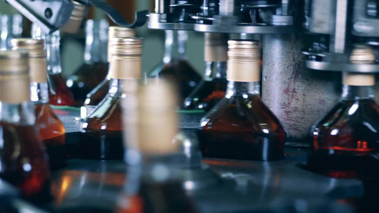详情图-酒瓶的瓶盖由工厂的传送带密封