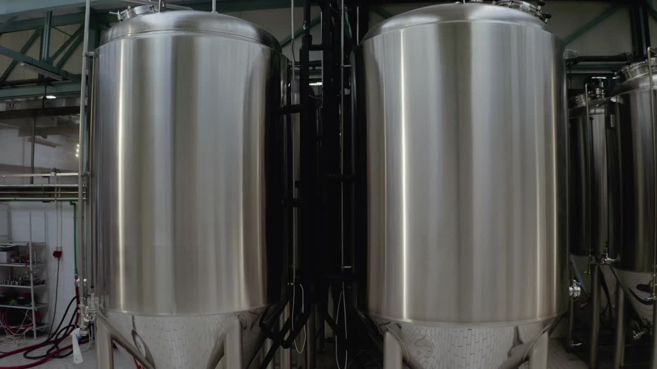 啤酒厂金属缸视差拍摄库存视频