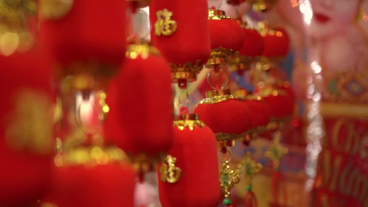 带有金色象征的红色宗教装饰