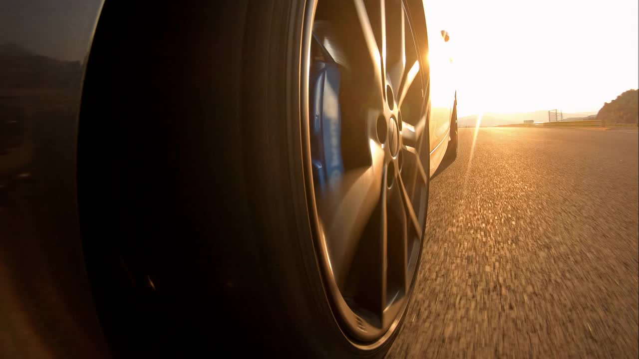 赛车比赛，特写的车轮和赛车跑道反射在汽车