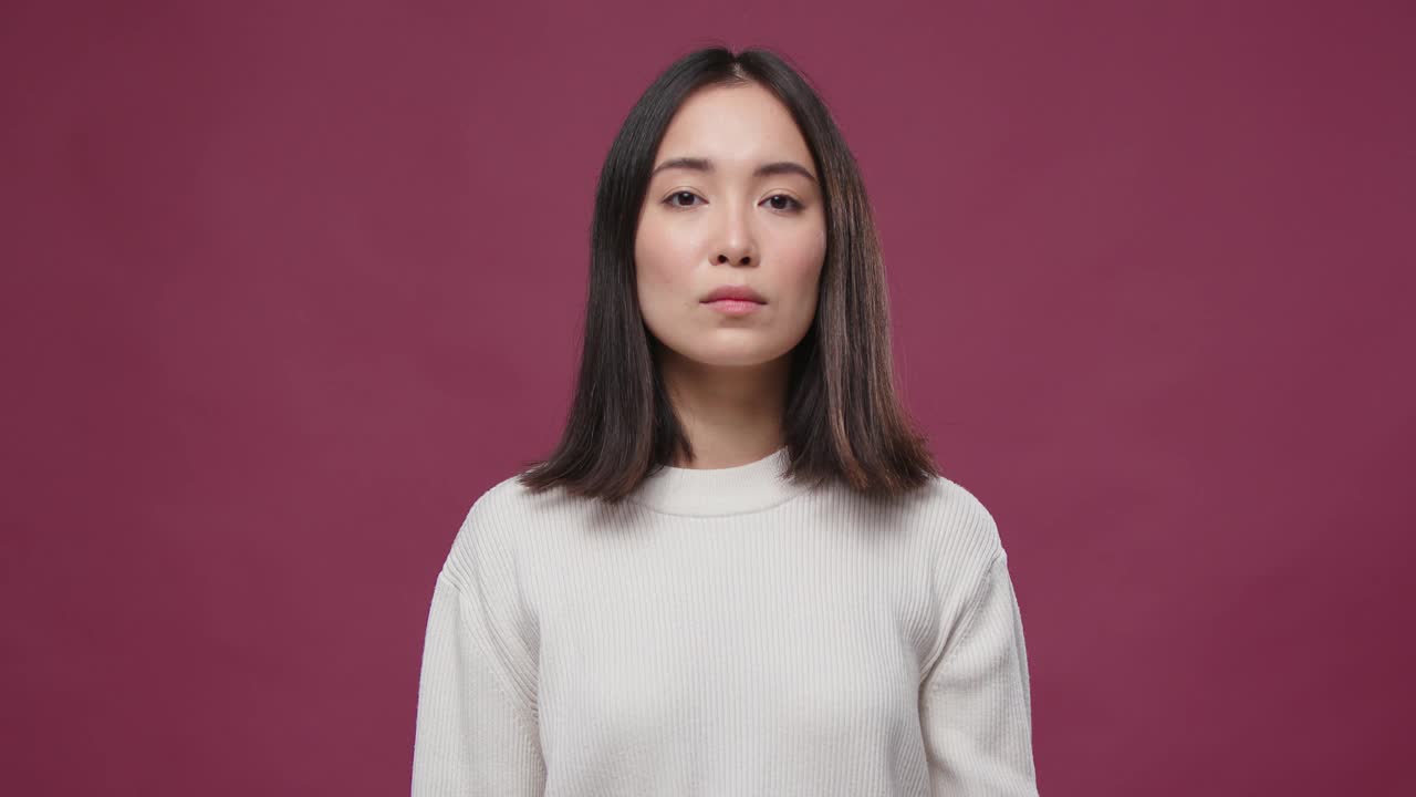 年轻的亚洲女子不同意，对玛萨拉指手画脚