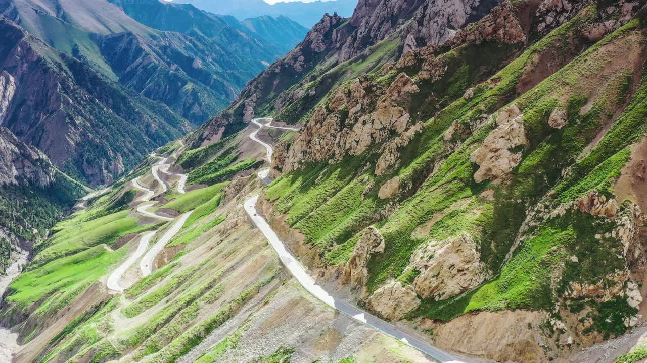 这条路在山谷中蜿蜒曲折