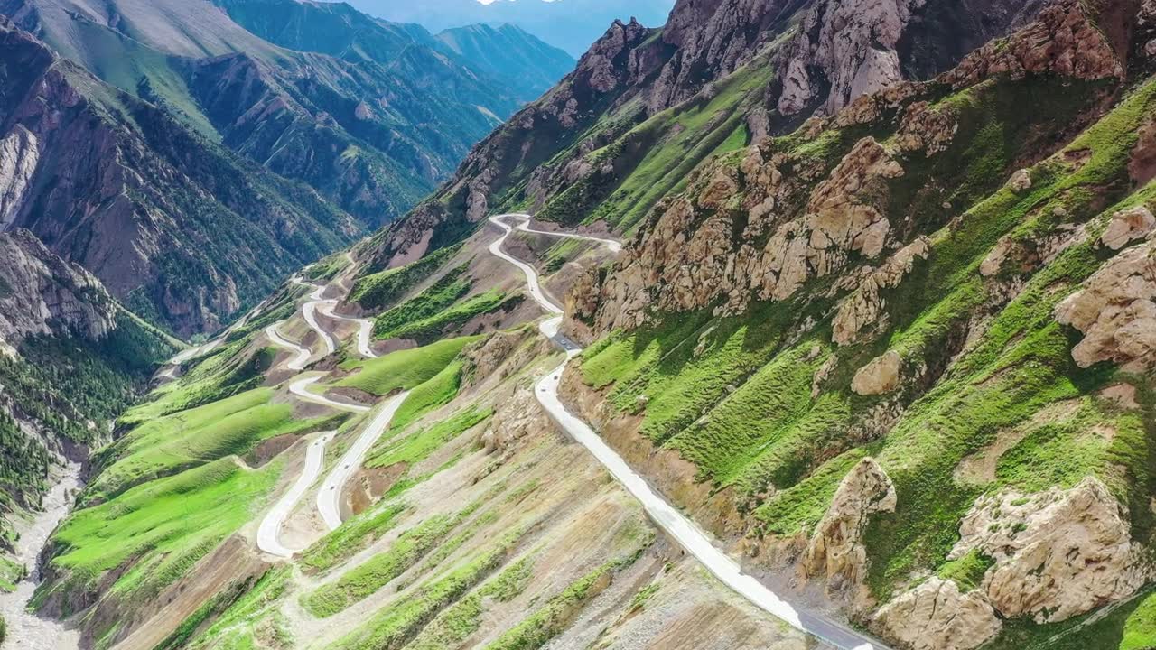 詳情圖-這條路在山谷中蜿蜒曲折
