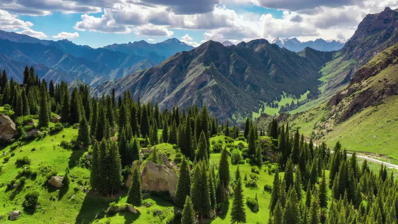 在高山草甸中隐藏着一个美丽的湖泊