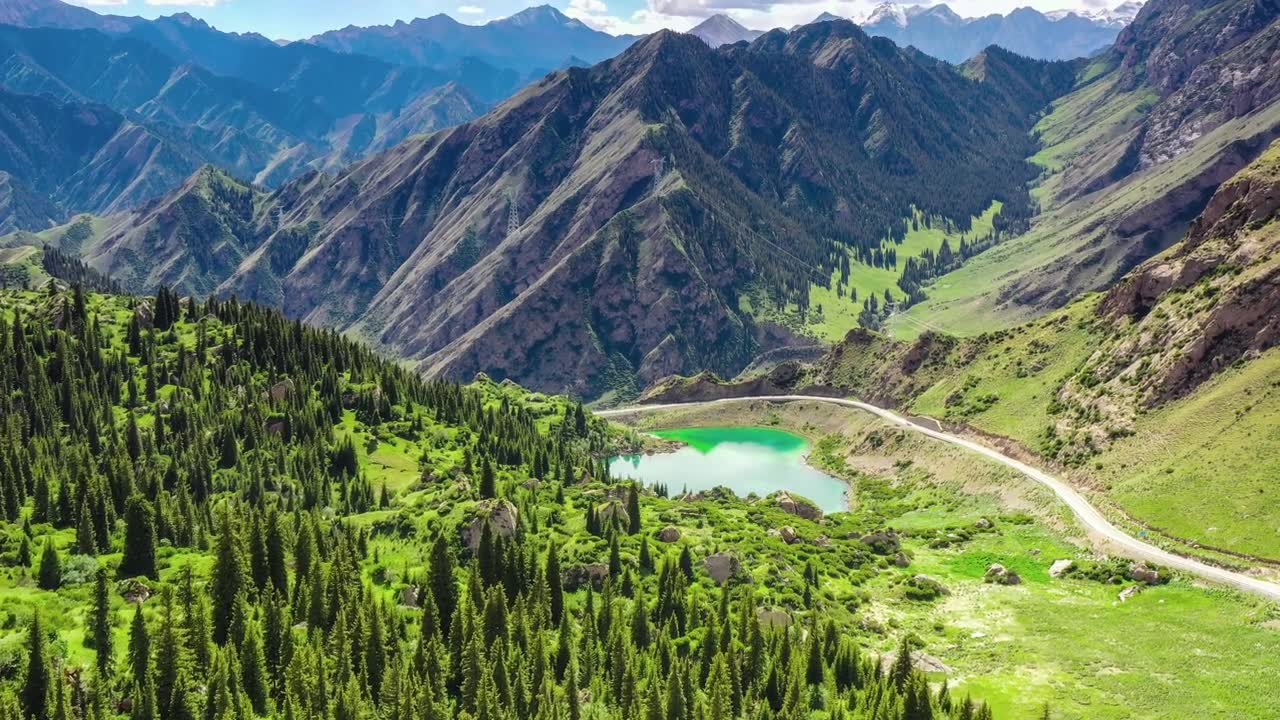 詳情圖-在高山草甸中隱藏著一個美麗的湖泊