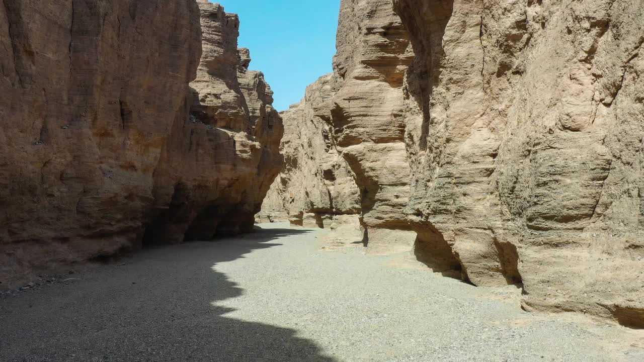 沙漠中隐藏着一个巨大的山谷，就像地球上的一道裂缝