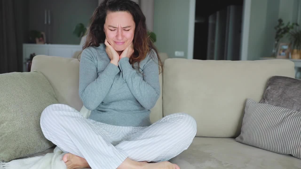 年轻女子在家里喉咙痛
