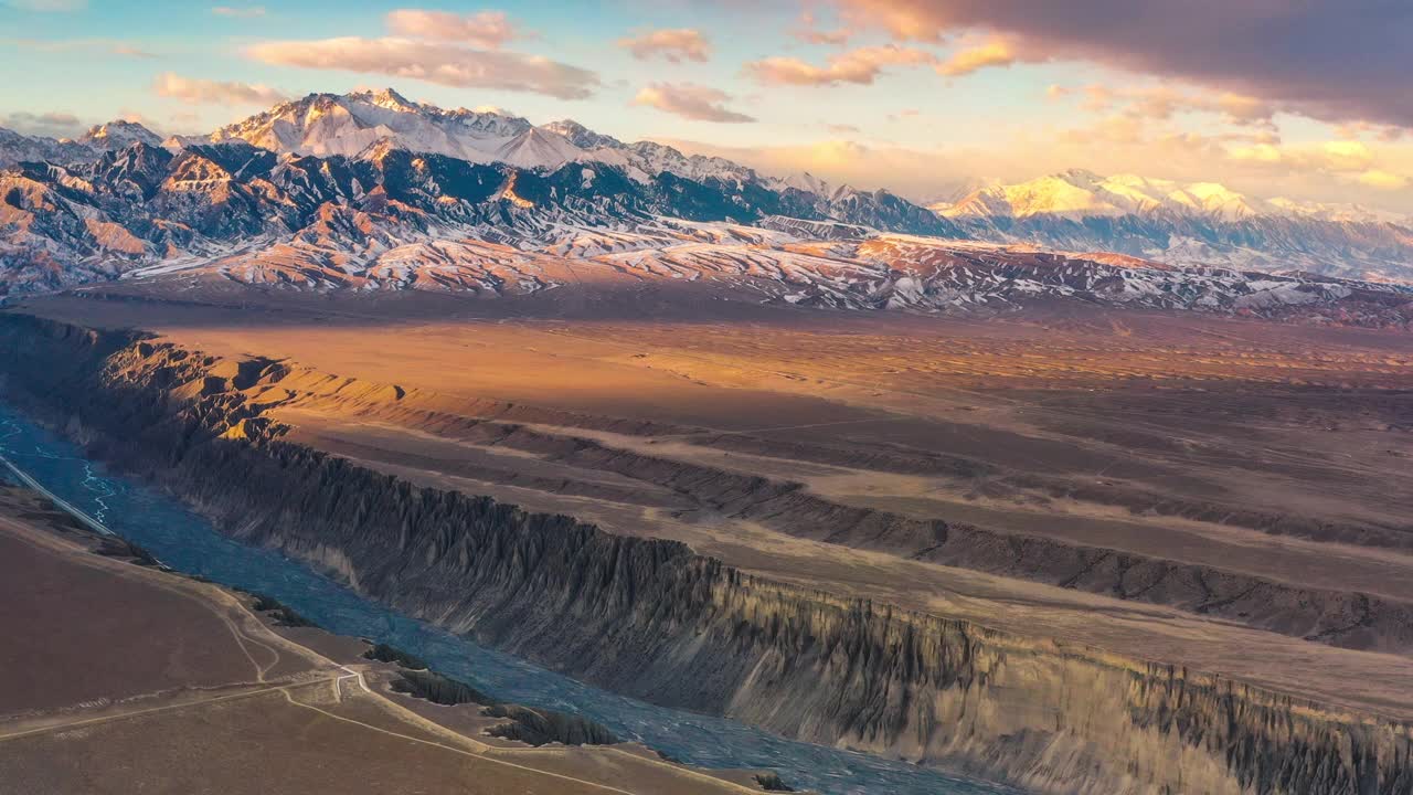 61、雪山的山顶被夕阳染成了金色，山脚下的峡谷就像上帝在人间切下的一把刀