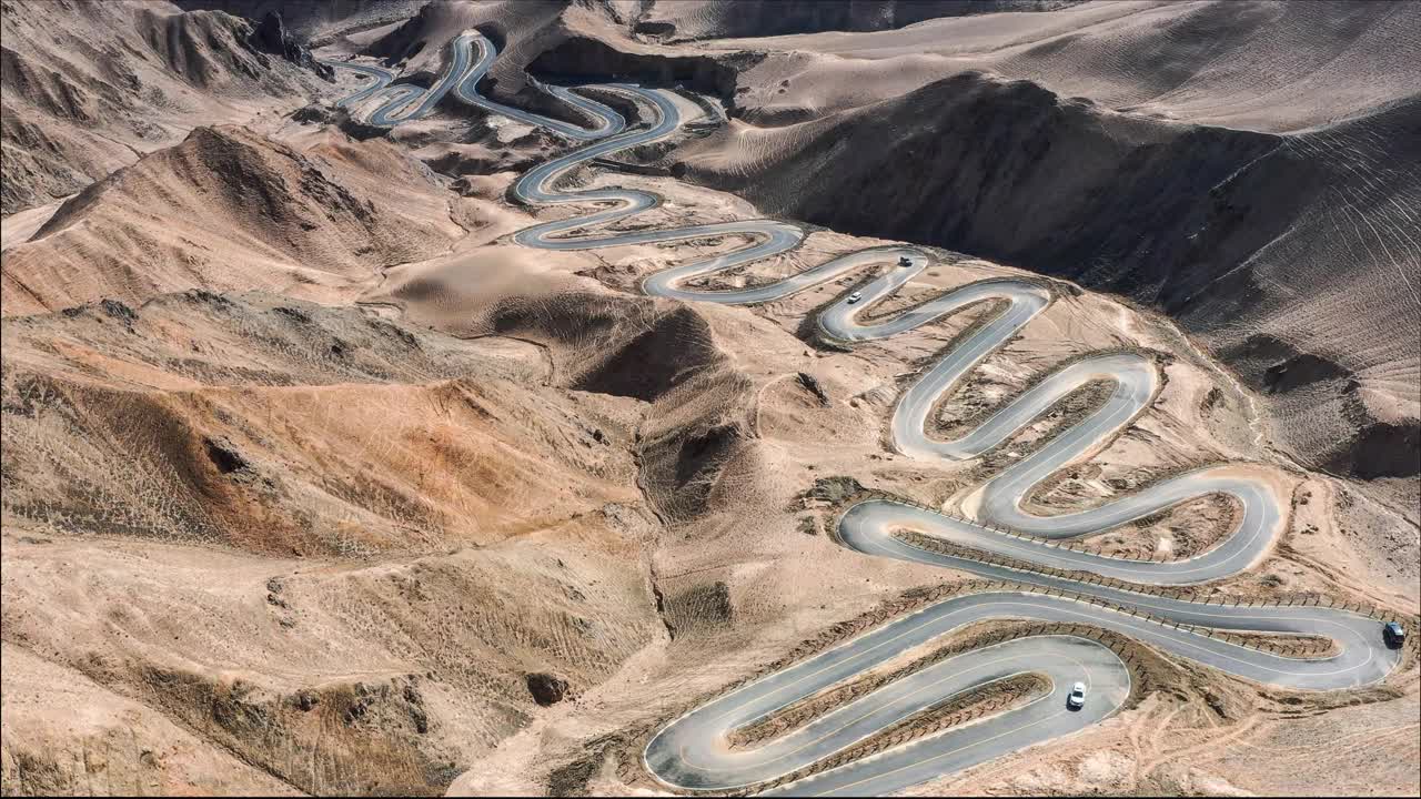 一条有600多个弯道的道路蜿蜒穿过帕米尔高原