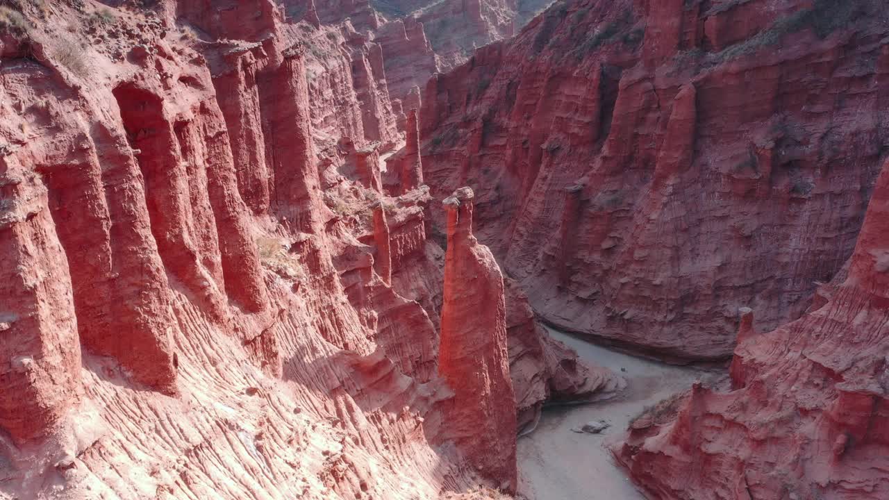 天山脚下的丹霞群绵延数十公里