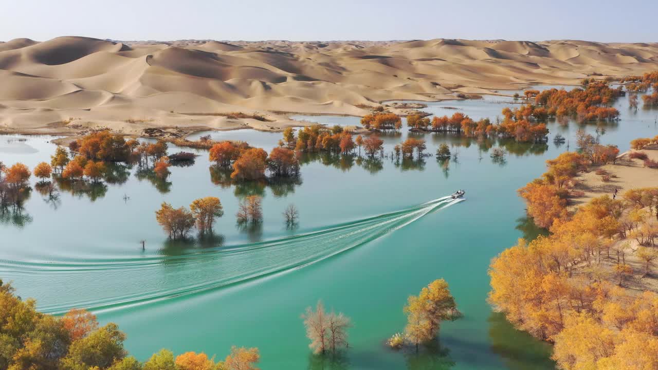 船穿过湖面，划破平静的水面