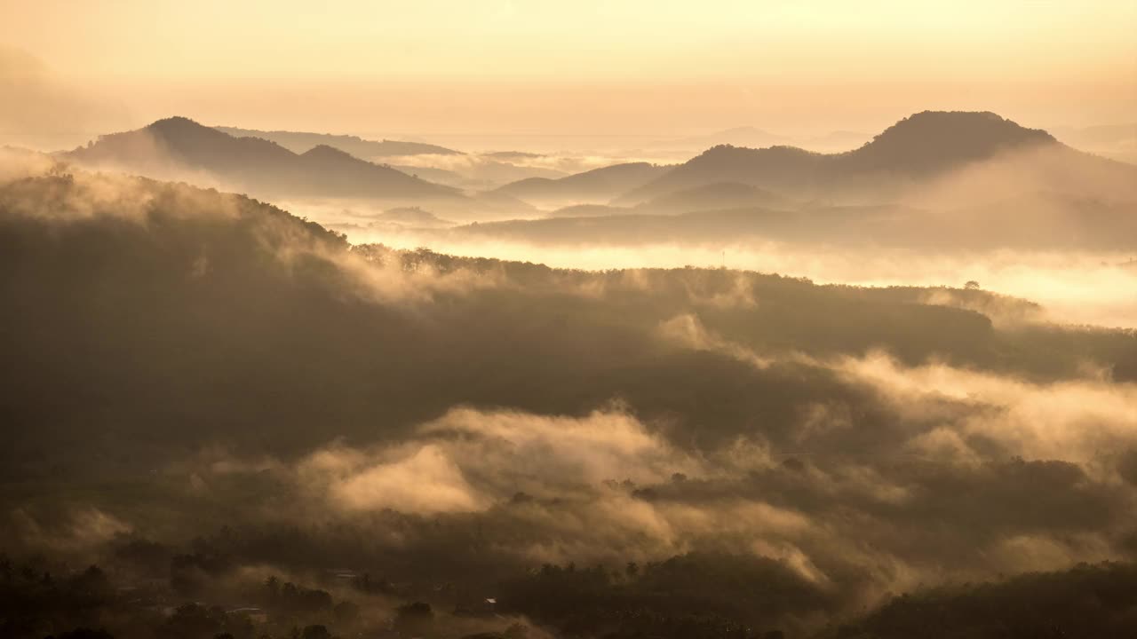 時間流逝日出景象的山與霧云