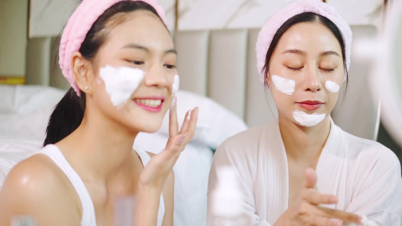 详情图-亚洲两个年轻的女性放松水疗在家里一边笑一边放松，微笑的女孩朋友有乐趣。居家。年轻女子在脸上敷面膜。水疗中心提供各种健康治疗。