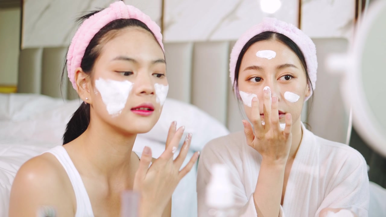 详情图-亚洲两个年轻的女性放松水疗在家里一边笑一边放松，微笑的女孩朋友有乐趣。居家。年轻女子在脸上敷面膜。水疗中心提供各种健康治疗。