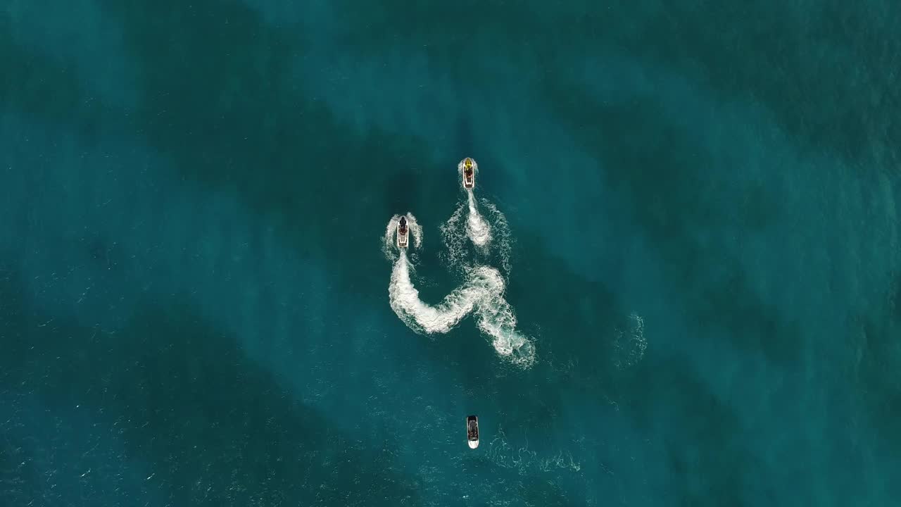 无人机拍摄的水上摩托艇在加勒比海水域玩