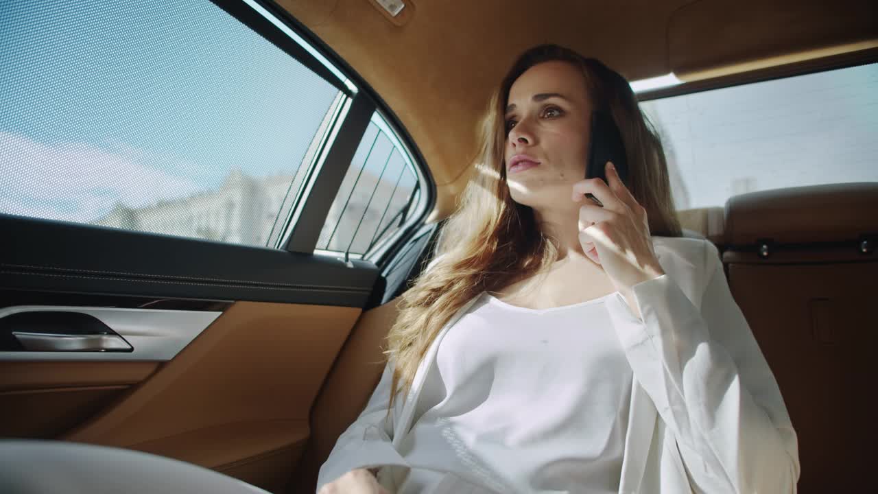 压力女商人试图冷静下来后电话在现代汽车。