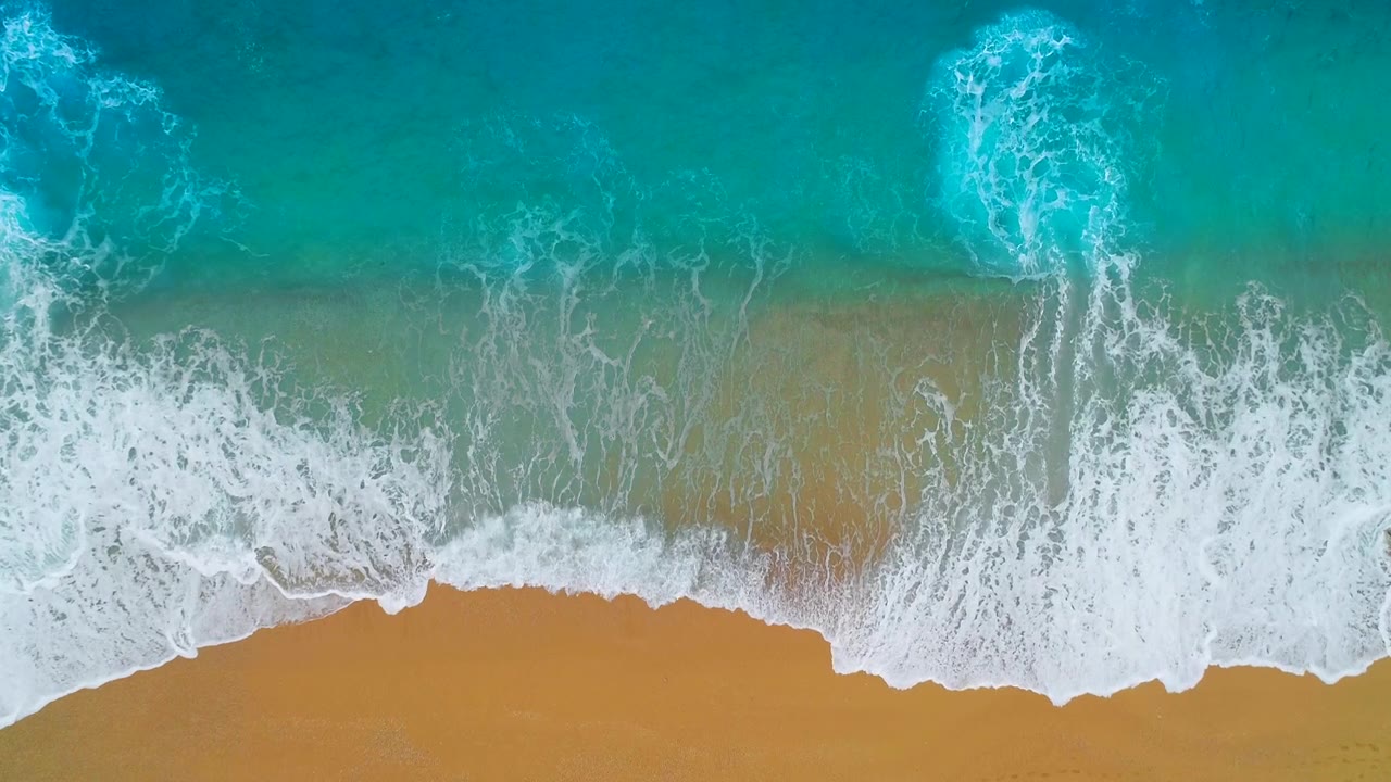 详情图-鸟瞰清澈的绿松石大海和波浪