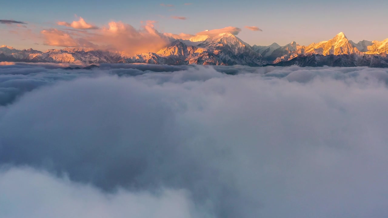 详情图-日出时，云海在雪山前翻滚，显得格外壮观