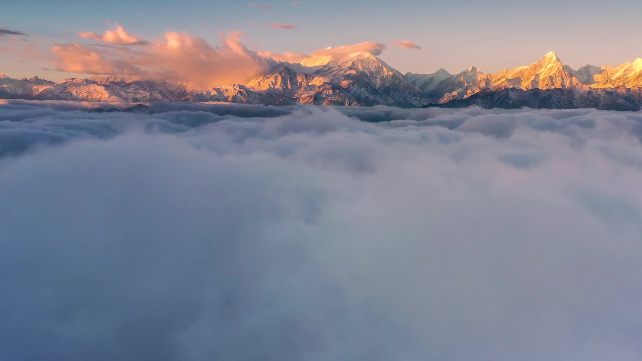 详情图-日出时，云海在雪山前翻滚，显得格外壮观