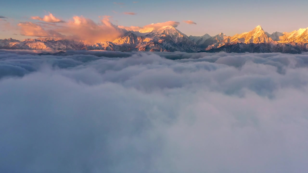 详情图-日出时，云海在雪山前翻滚，显得格外壮观