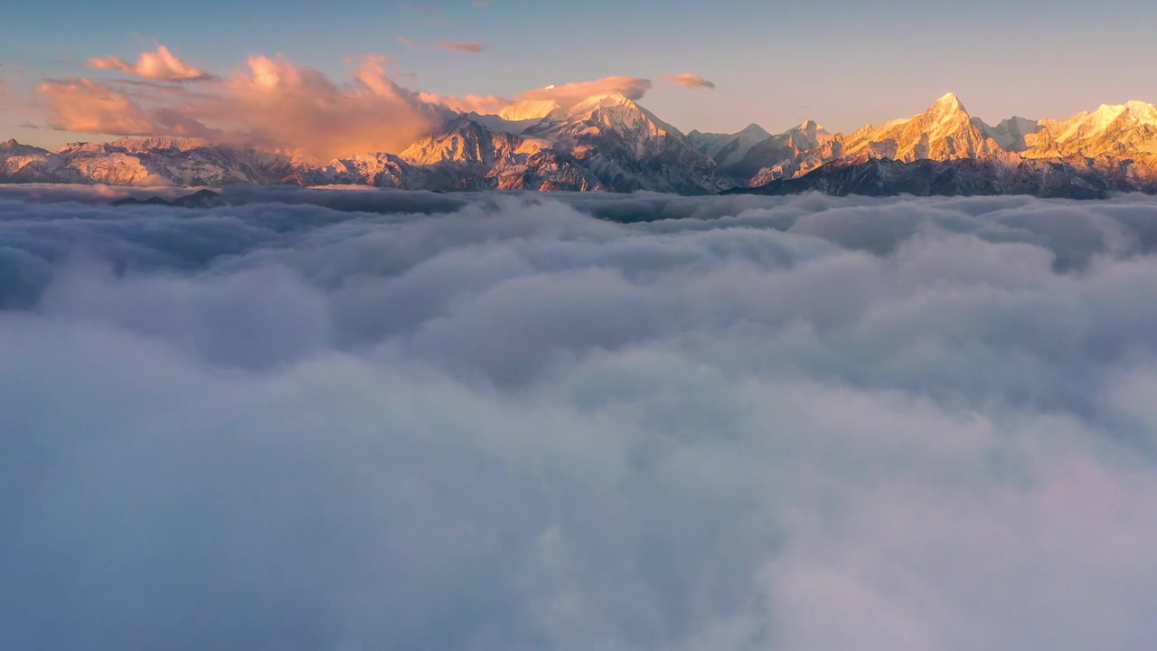 详情图-日出时，云海在雪山前翻滚，显得格外壮观