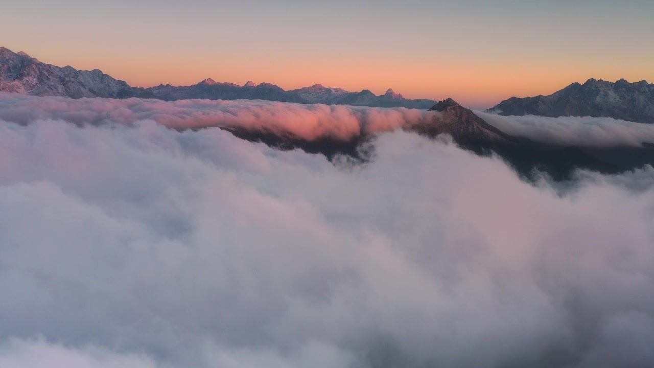 详情图-日出时，云海在雪山前翻滚，显得格外壮观