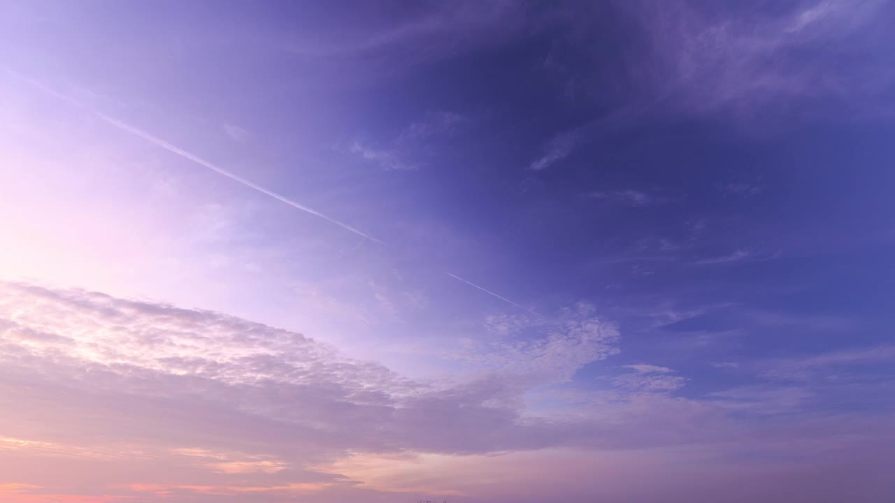 天空的云被太阳照得通红