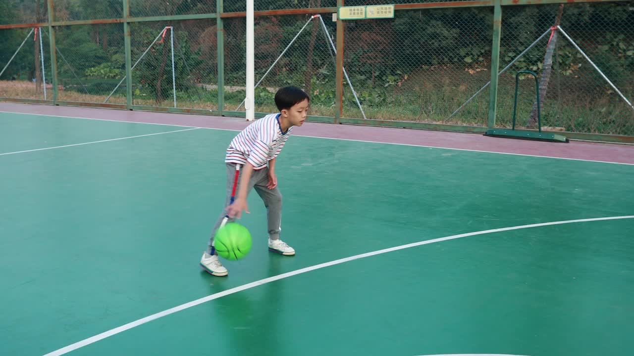 可爱的小男孩在打篮球