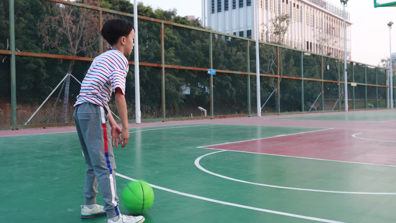 可爱的小男孩在打篮球