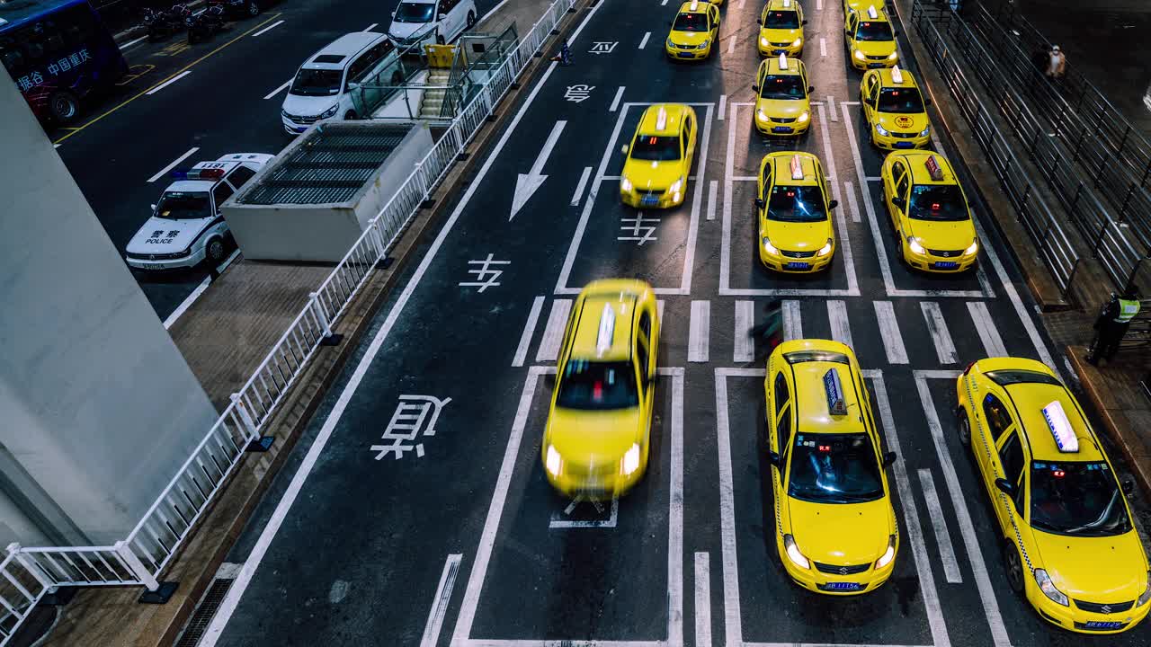 夜间在机场出口排队的黄色出租车