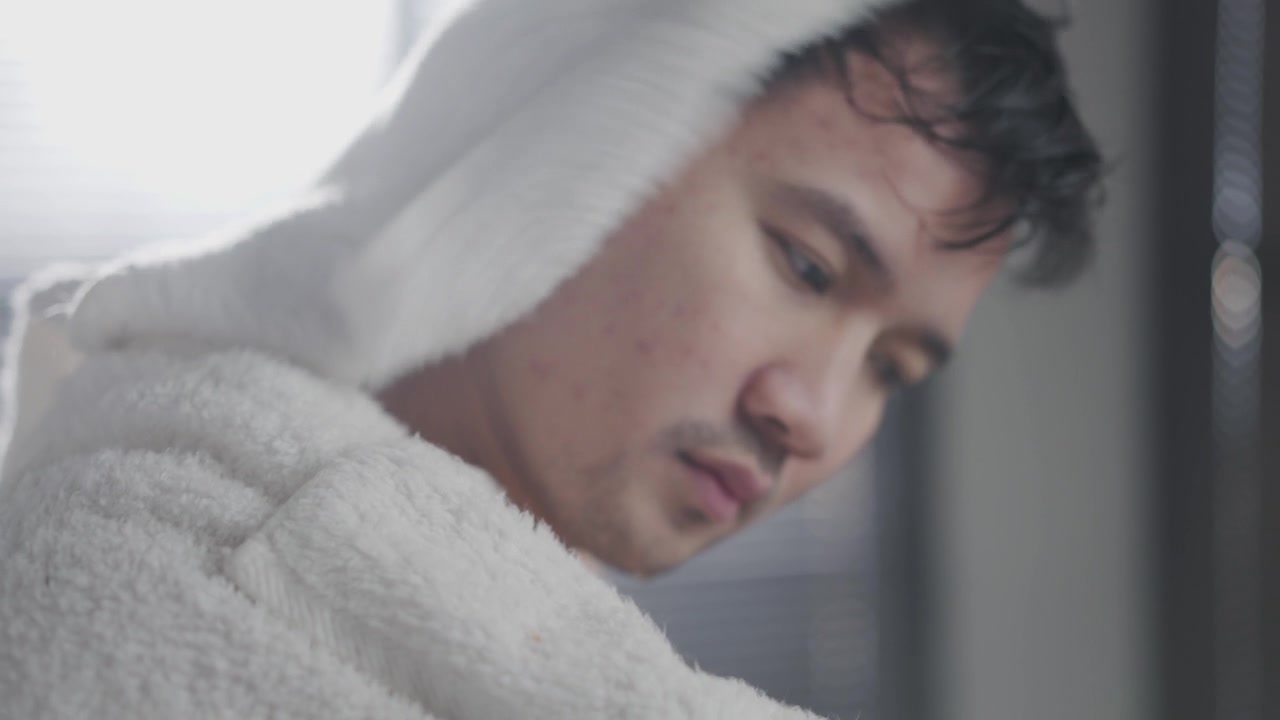 详情图-英俊的亚洲人洗完澡后在浴室里擦头。