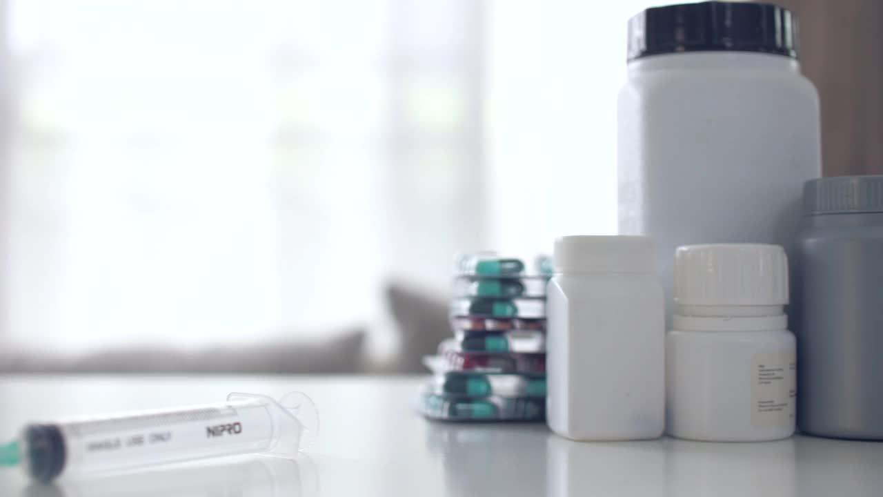 注射疫苗注射器与小瓶医疗近在白色背景