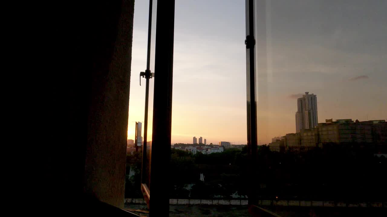 日落美景模糊小时魔术小时从家庭房间窗口到城市景观