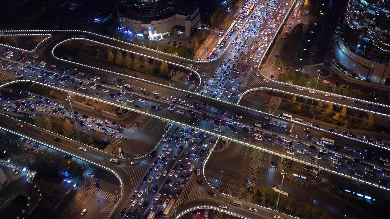 夜间天桥和城市交通的无人机视角/北京，中国