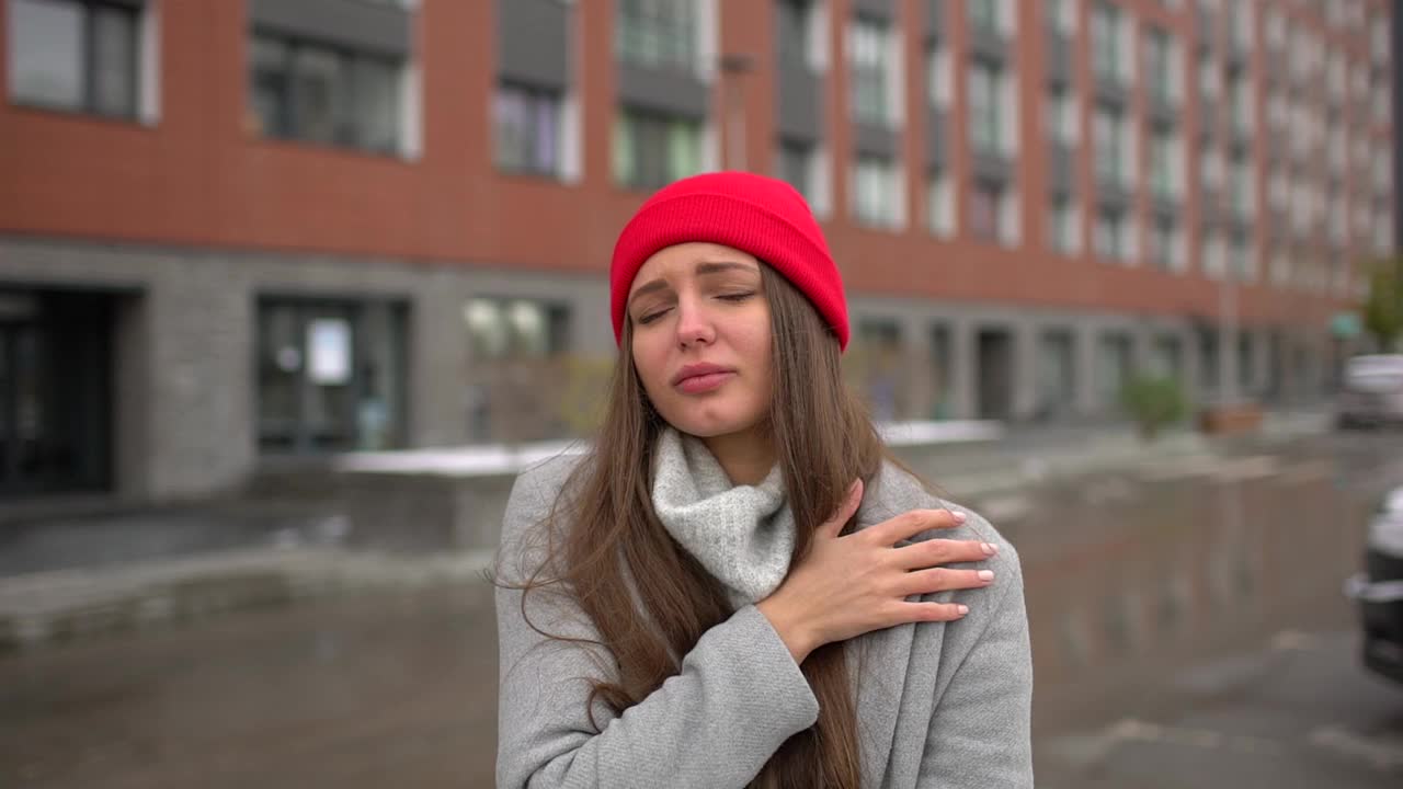 年轻女性病人，咳嗽，喉咙痛和严重的咳嗽