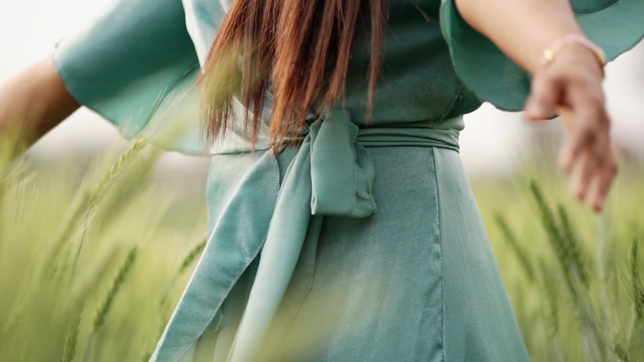 詳情圖-春日女孩自由。在大自然中快樂生活一天。