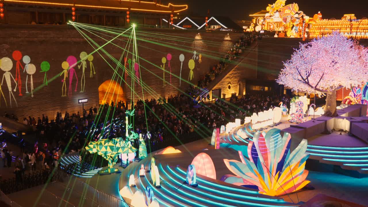 中国陕西西安，古城墙灯光秀，庆祝中国春节