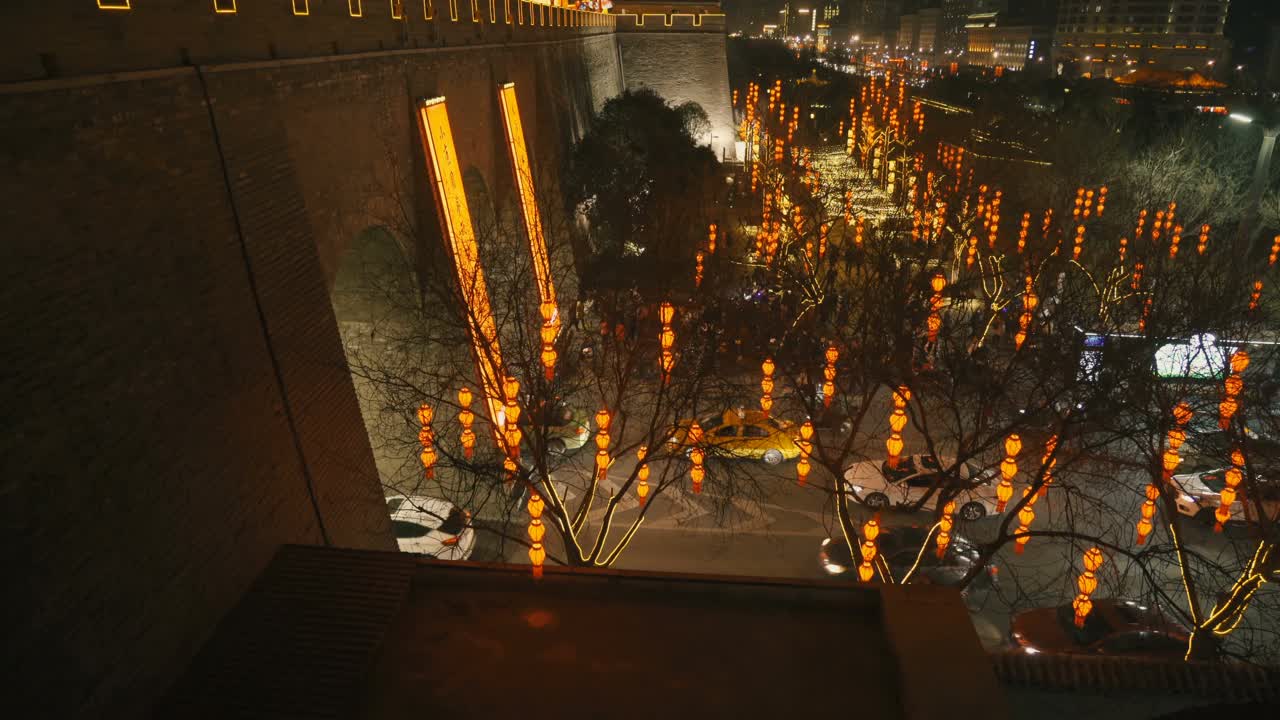 中国陕西西安，古代城墙上的灯笼庆祝中国春节