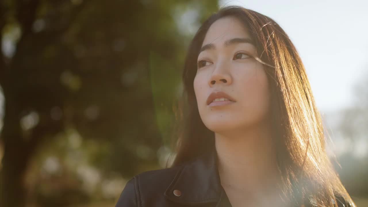 年轻女性的自然肖像