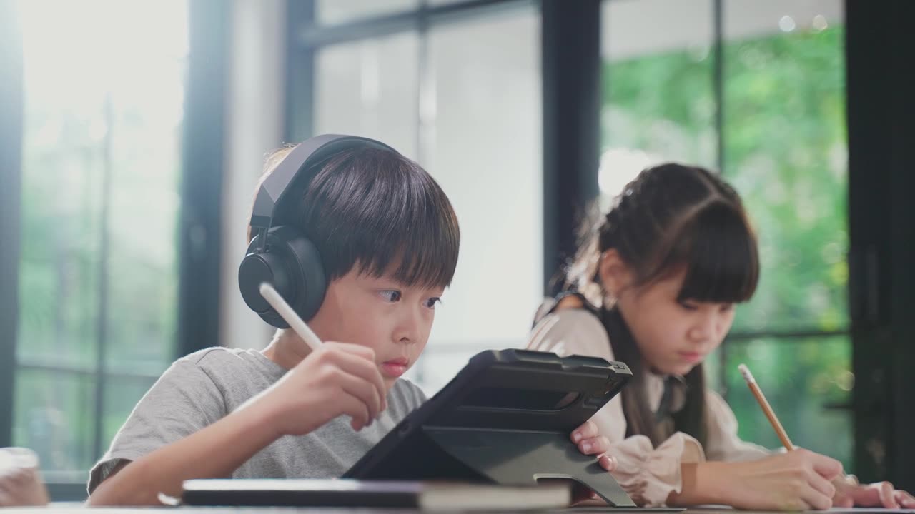 詳情圖-由于冠狀病毒大流行，亞洲小女孩通過數(shù)字遠(yuǎn)程互聯(lián)網(wǎng)會(huì)議從學(xué)校老師那里學(xué)習(xí)在線課程。孩子看著電腦筆記本電腦屏幕，那個(gè)女人在教書。