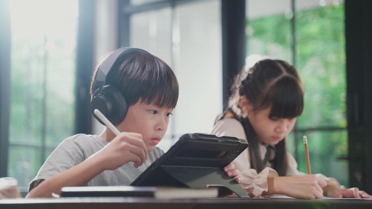 詳情圖-由于冠狀病毒大流行，亞洲小女孩通過數(shù)字遠(yuǎn)程互聯(lián)網(wǎng)會(huì)議從學(xué)校老師那里學(xué)習(xí)在線課程。孩子看著電腦筆記本電腦屏幕，那個(gè)女人在教書。