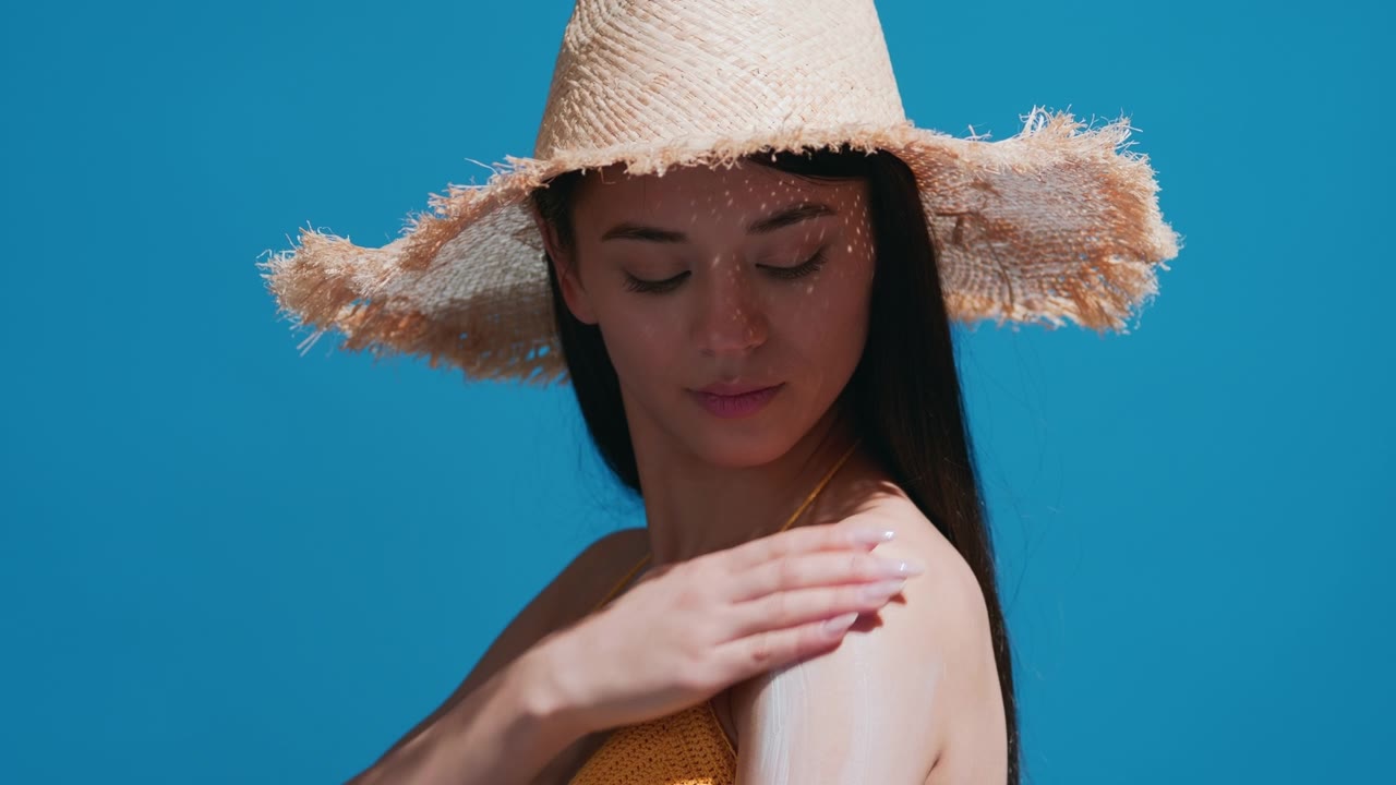 详情图-年轻的亚洲女性在肩膀上涂防晒霜享受阳光