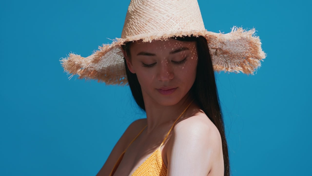 详情图-年轻的亚洲女性在肩膀上涂防晒霜享受阳光