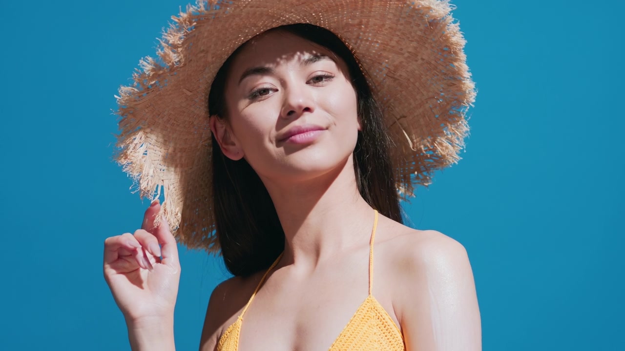详情图-年轻的亚洲女性在肩膀上涂防晒霜享受阳光